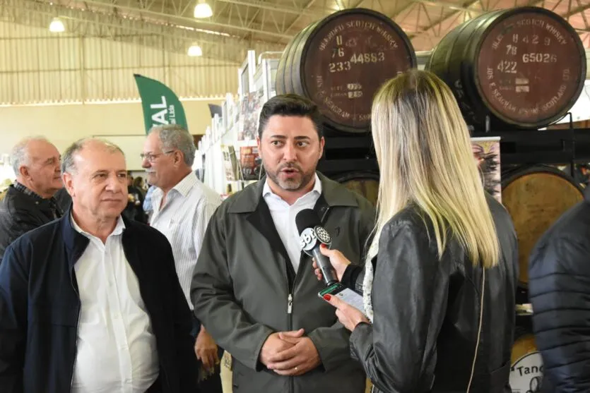  Prefeito Lauro Júnior ao lado do Chefe da Casa Civil do Paraná , João Carlos Ortega. 