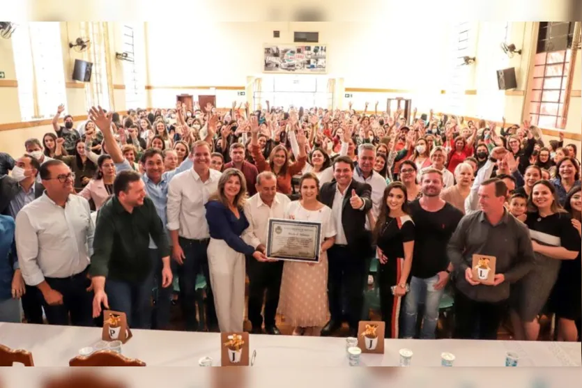 Professora Marli Fernandes recebe Moção de Aplausos