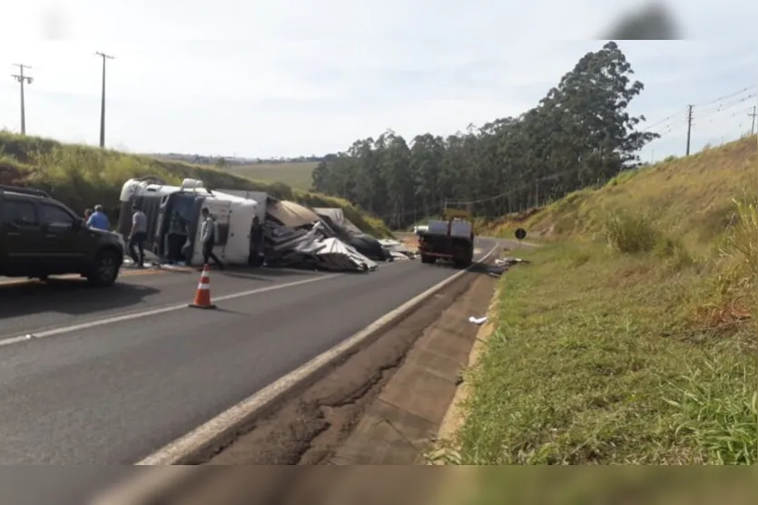 Tombamento de carreta interdita PR-444 em Arapongas