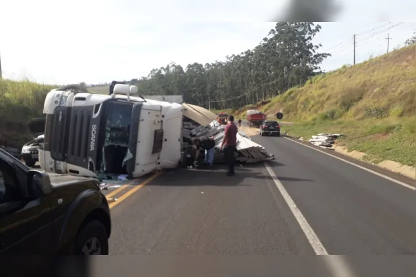 Tombamento de carreta interdita PR-444 em Arapongas