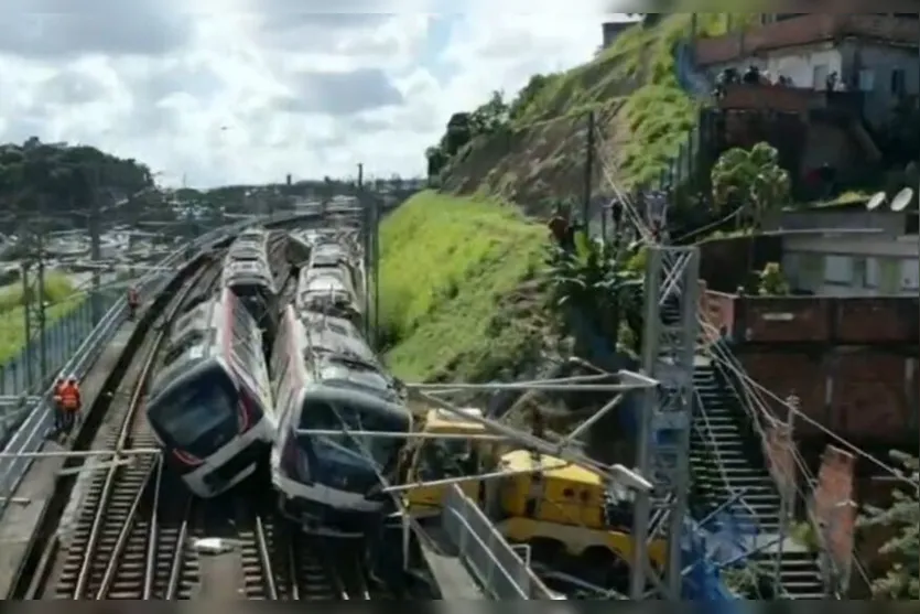 Trens do metrô descarrilam e tombam após colisão nesta terça