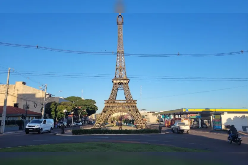  A Torre Eiffel fica localizada na Praça França 