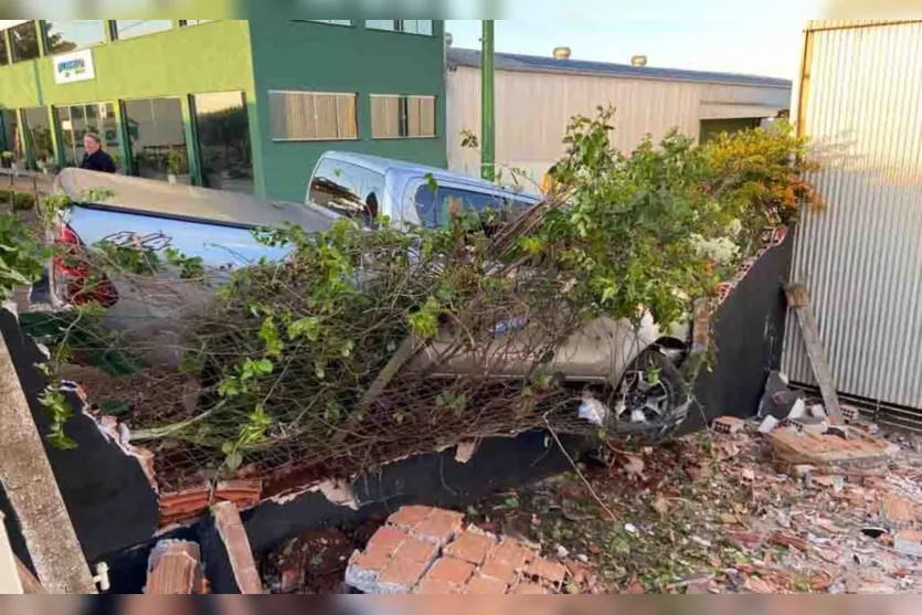  A camionete invadiu a pista contrária e foi parar dentro do pátio da AgroProduz 