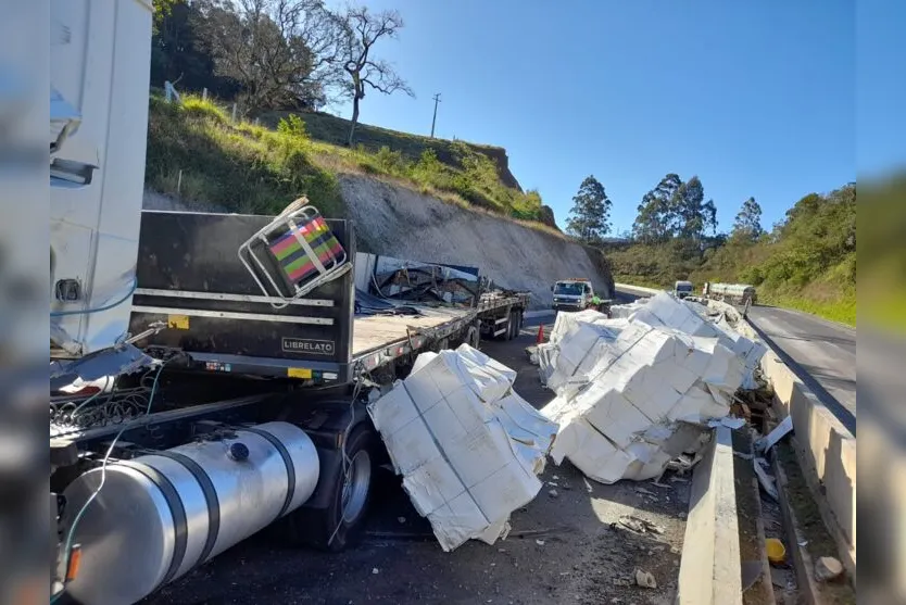  A carga de papel e celulose ficou espalhada pela pista 