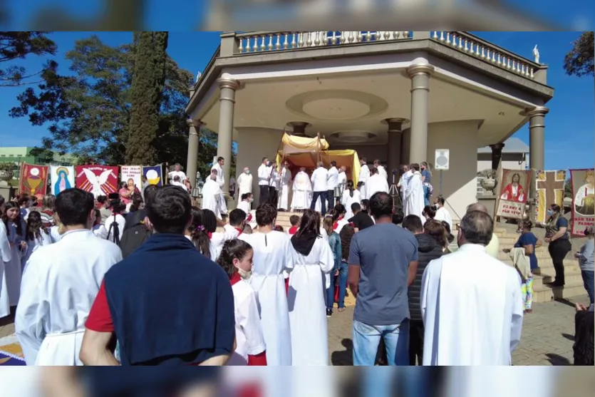  A comemoração de Corpus Christi na quinta-feira (16), em Ivaiporã, reuniu uma multidão de fiéis 
