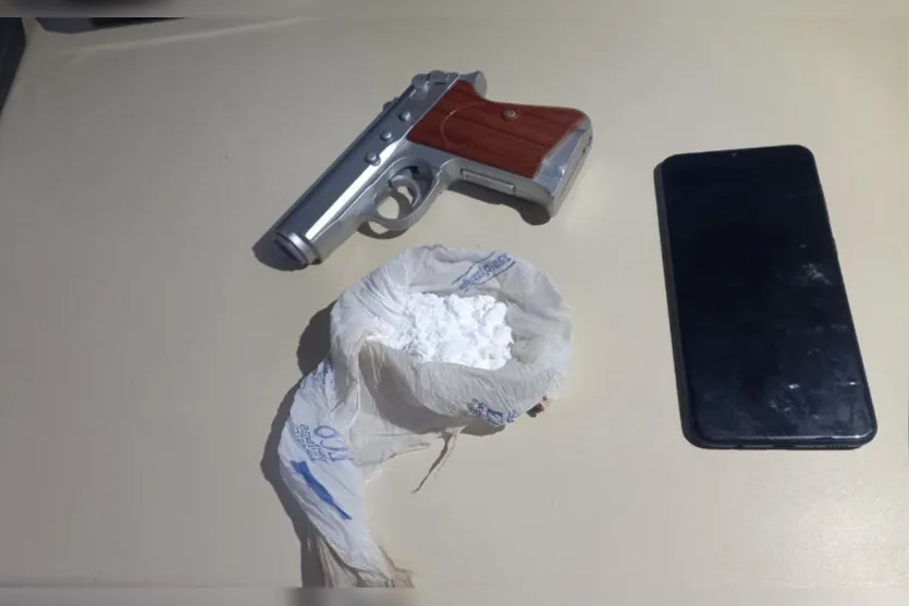  A droga, o simulacro de arma de fogo e o celular do rapaz foram apreendidos 