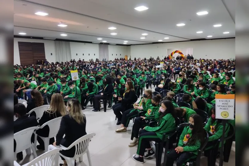  A formatura aconteceu na na noite de quinta-feira (9). 