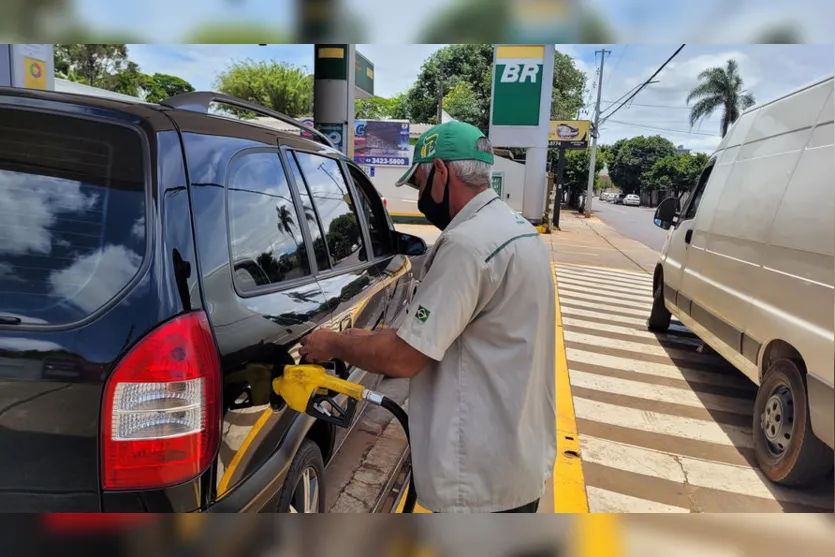  A gasolina tem preço médio de R$ 7,09, e é vendida ao preço mínimo de R$ 6,99 e preço máximo de R$ 7,19 por litro 