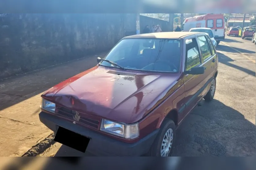  A motorista do carro parou para chamar o socorro 