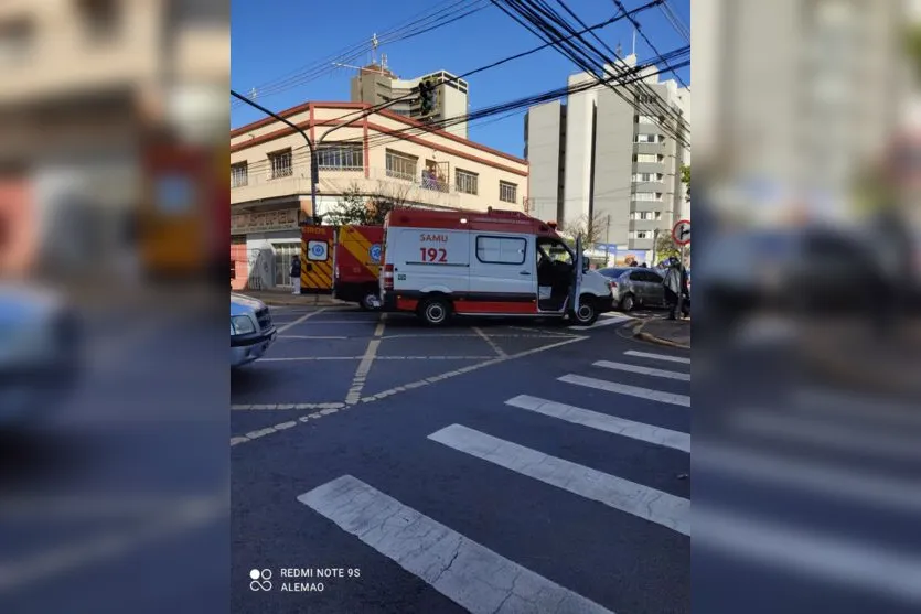  A ocorrência chama atenção de quem passa pelo centro da cidade e o trânsito está comprometido no local 