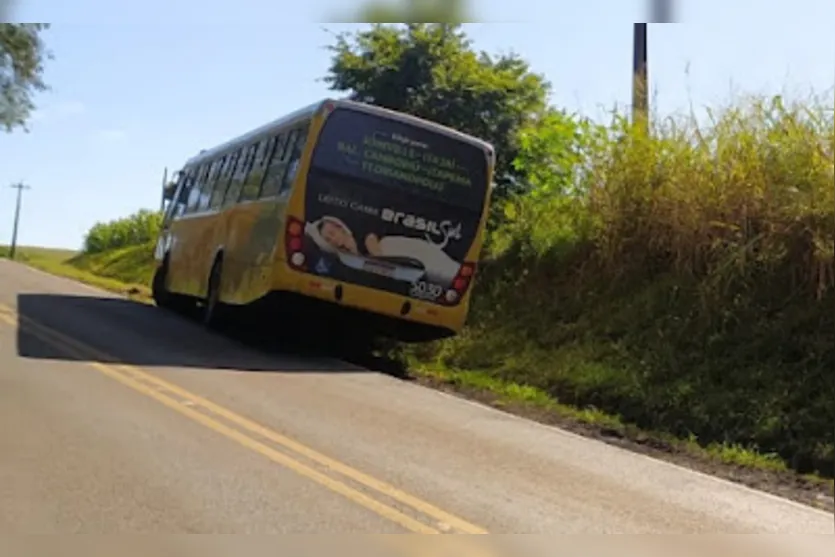  A parte da traseira do coletivo, estava sobre a pista de rolamento 