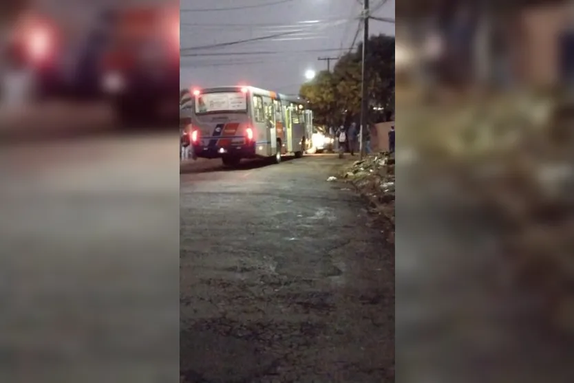  A via ficou interditada por alguns minutos, e agentes de trânsito foram acionados para realizar a sinalização do local. 