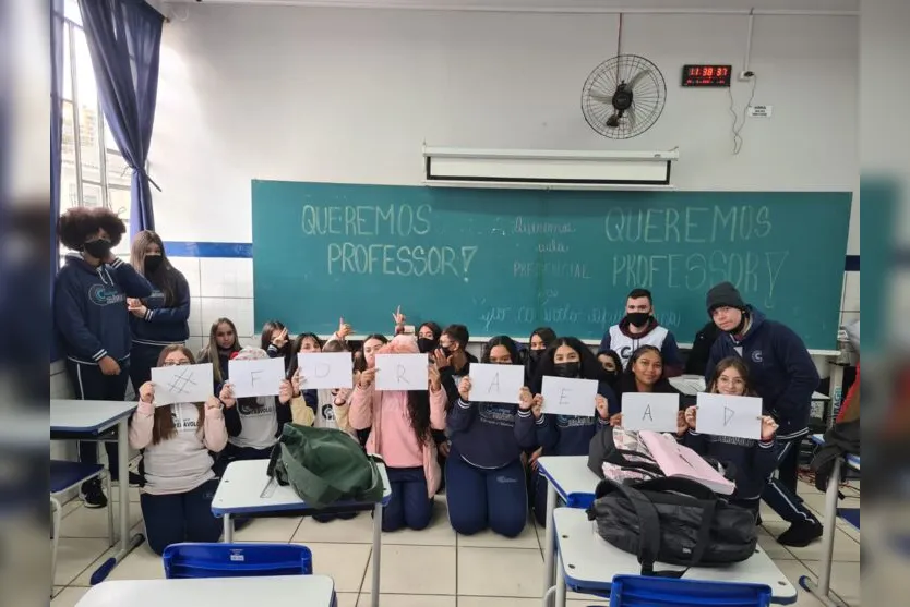  Alunos do Colégio Cerávolo protestam contra o ensino a distância e pedem professores na sala de aula 