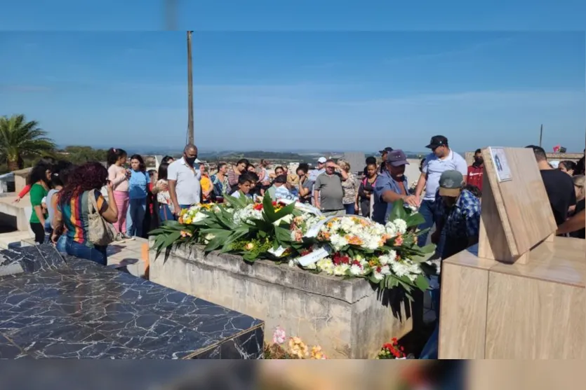 Amigos dão o último adeus ao garoto morto em briga de adolescentes