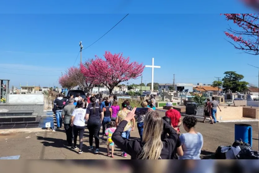 Amigos dão o último adeus ao garoto morto em briga de adolescentes