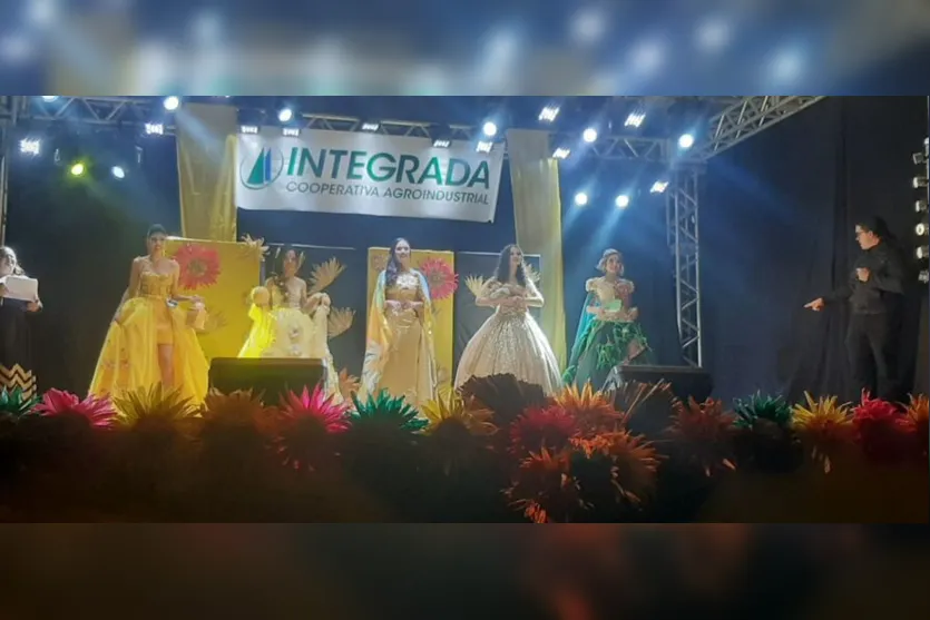  Ao todo, participaram cinco candidatas que desfilaram com traje típico, confeccionado em parceria com as coordenadoras 