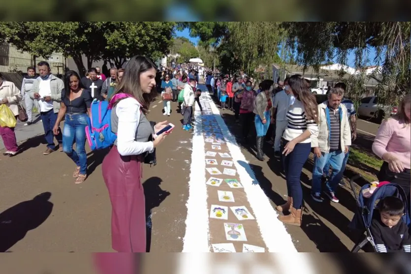  Após a missa os católicos saíram em procissão pelas ruas seguindo até a Paróquia Bom Jesus 