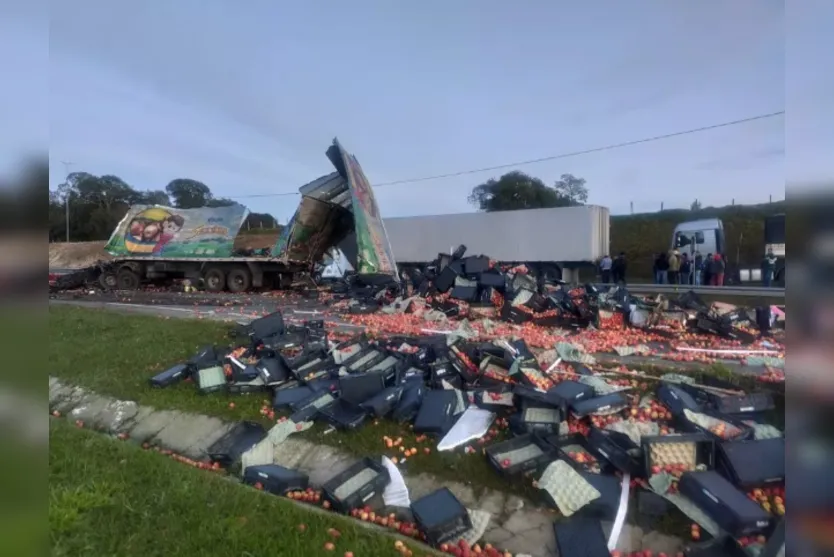  Após o acidente, as cargas dos dois veículos ficaram espalhadas na pista 