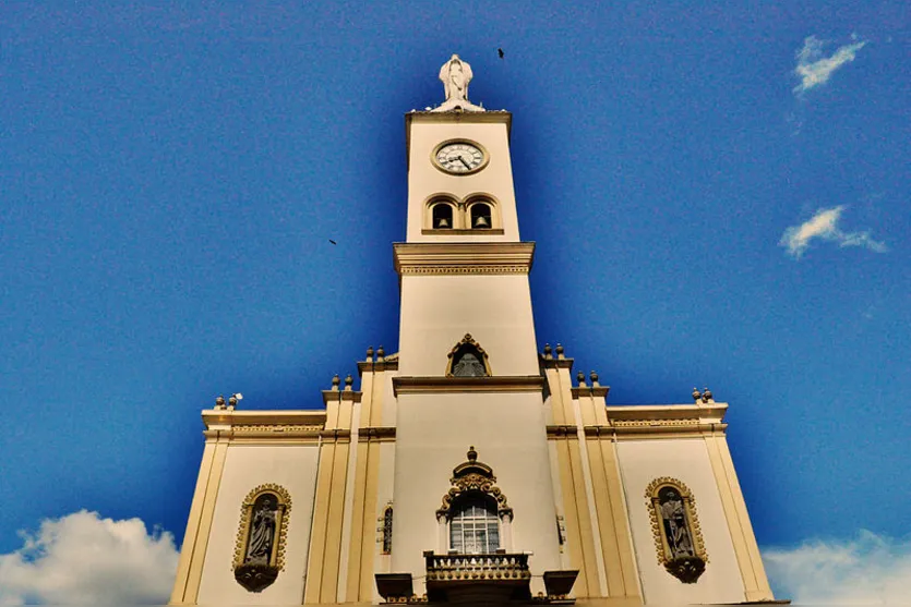  Apóstolos ganharam estátuas na entrada principal da Catedral Nossa Senhora de Lourdes, em Apucarana 