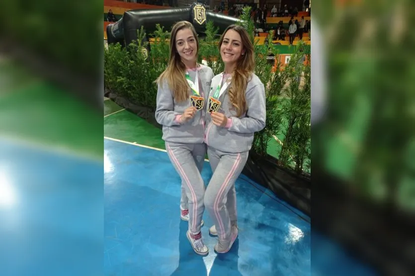 As apucaranenses, a enfermeira Débora Mezzomo, e Renata Aline, foram campeãs durante o Campeonato Brasileiro de Pole Sport 