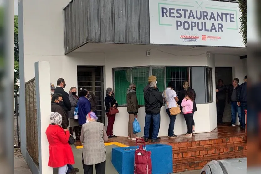  As pessoas na fila do Restaurante Popular de Apucarana, na manhã desta terça-feira (07) 