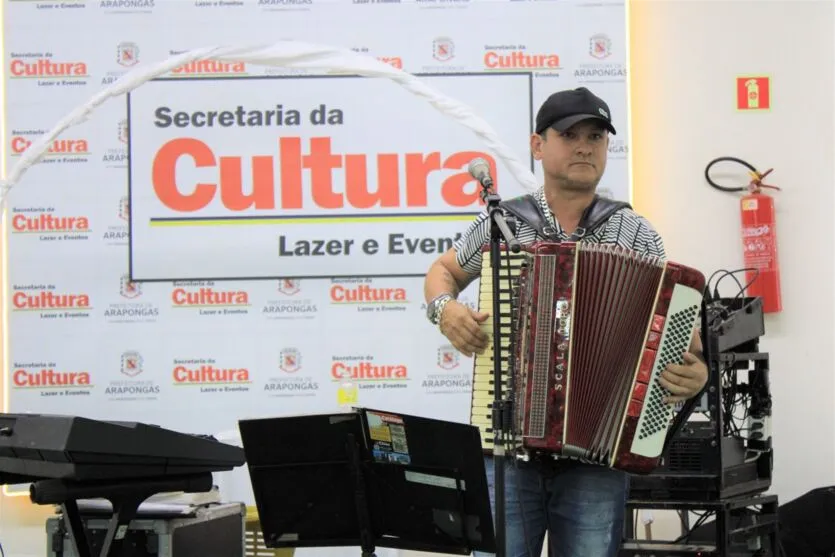 Baile da Terceira Idade: Arraiá na Estação Milene movimenta Arapongas