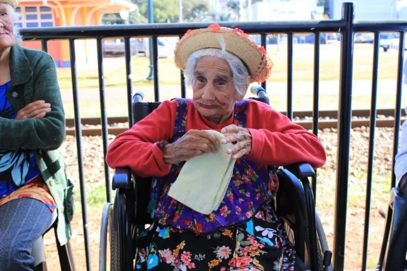 Baile da Terceira Idade: Arraiá na Estação Milene movimenta Arapongas