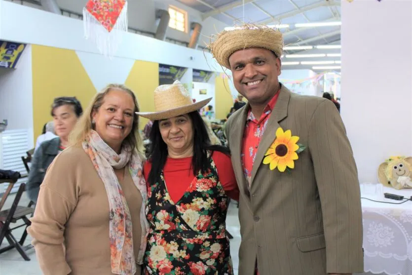 Baile da Terceira Idade: Arraiá na Estação Milene movimenta Arapongas