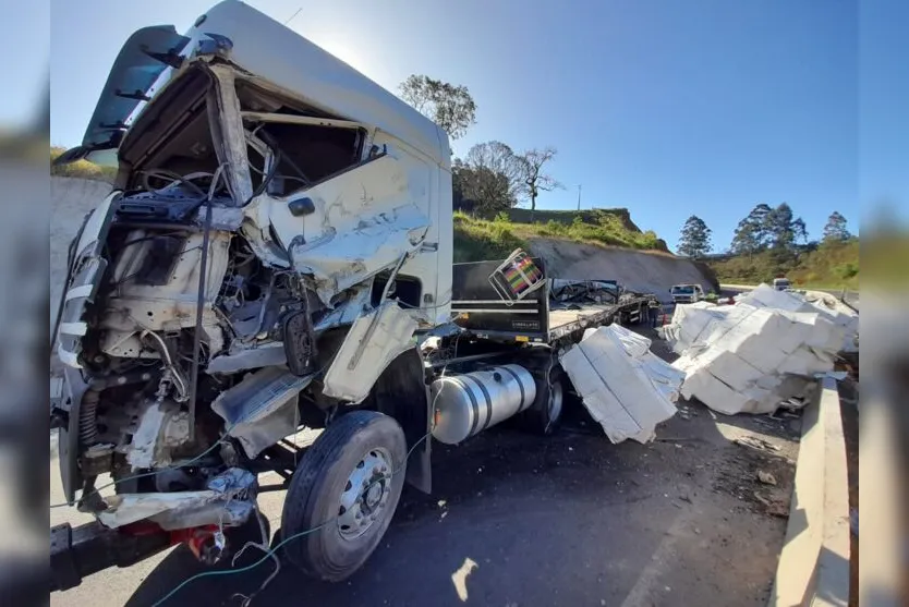 Carreta tombou no início da tarde deste domingo (3) 