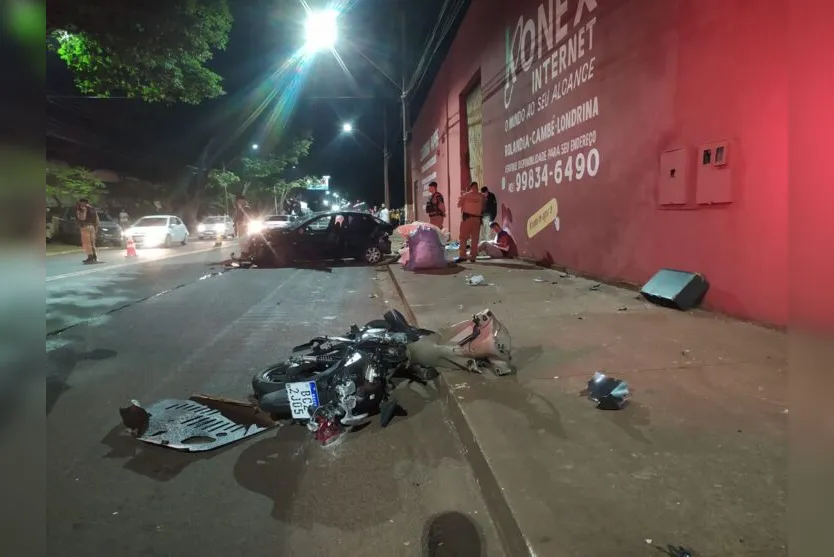  Com a gravidade do impacto, a condutora da moto morreu no local do acidente 