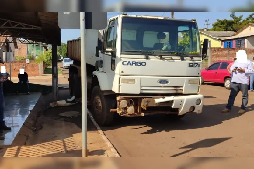  Conforme informações da Polícia Militar (PM), o motorista do caminhão da prefeitura parou em frente a sua casa, para almoçar 