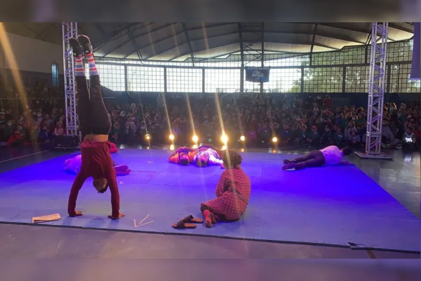 Crianças de Ivaiporã se divertem com apresentação do Circo Urbano