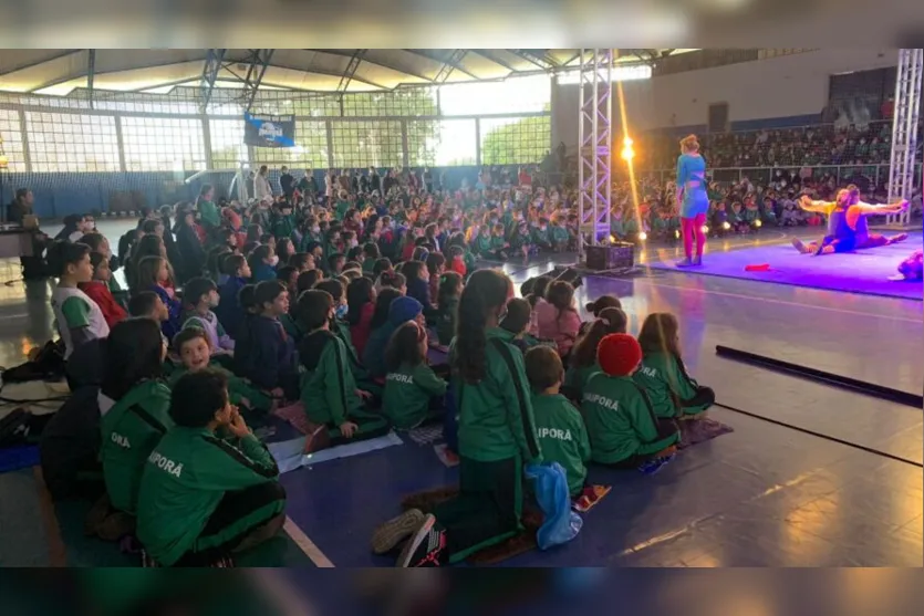 Crianças de Ivaiporã se divertem com apresentação do Circo Urbano