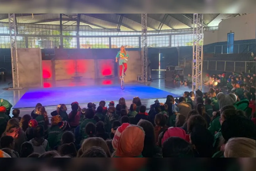 Crianças de Ivaiporã se divertem com apresentação do Circo Urbano