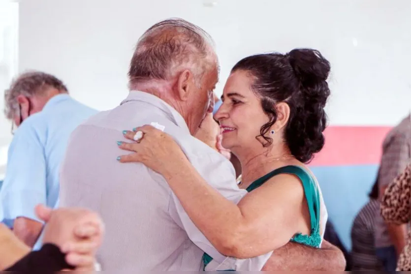  Depois de dois anos e três meses, dezenas de idosos voltaram a ocupar nesta quarta-feira (8) a pista de dança 
