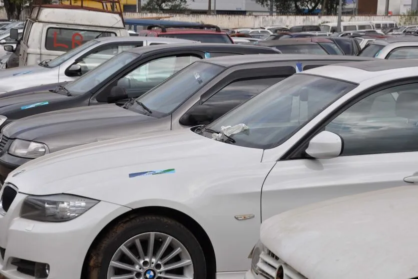  Detran realiza leilão de 10.475 veículos, nas condições de reciclagem, sucata e atos à circulação em via pública - Curitiba, 09/05/2022 