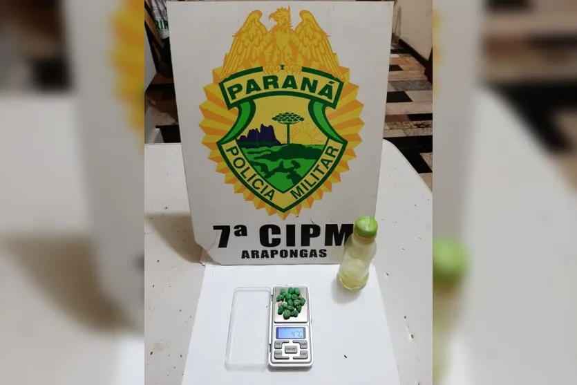 Ele levava uma pequena garrafa plástica contendo líquido de cor esverdeada, aparentando ser a droga conhecida como cheirinho 