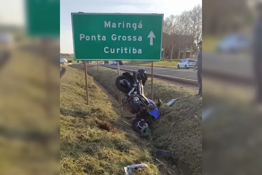  Ele sai da pista, bateu contra uma placa e caiu na canaleta que divide a rodovia 