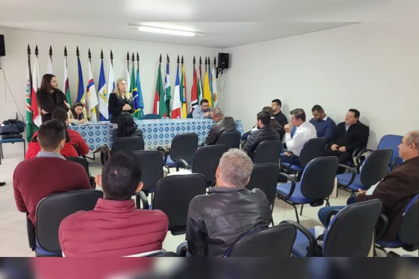  Frederico Freitag e a vereadora Gertrudes Bernardy, de Ivaiporã, durante conversa com os vereadores da região 