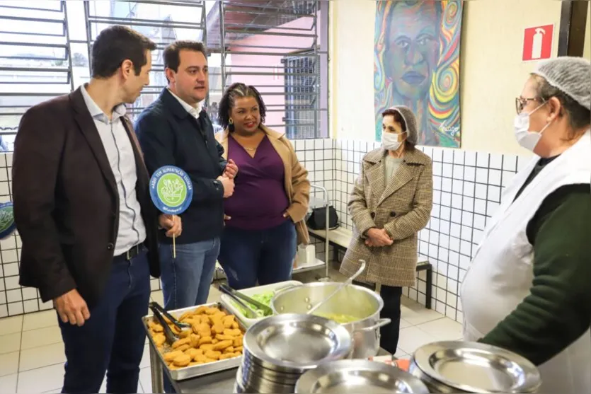 Governador anuncia 3 refeições por dia em todos os colégios