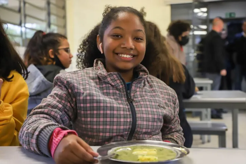Governador anuncia 3 refeições por dia em todos os colégios