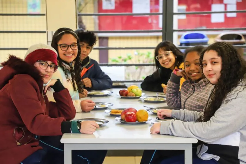 Governador anuncia 3 refeições por dia em todos os colégios