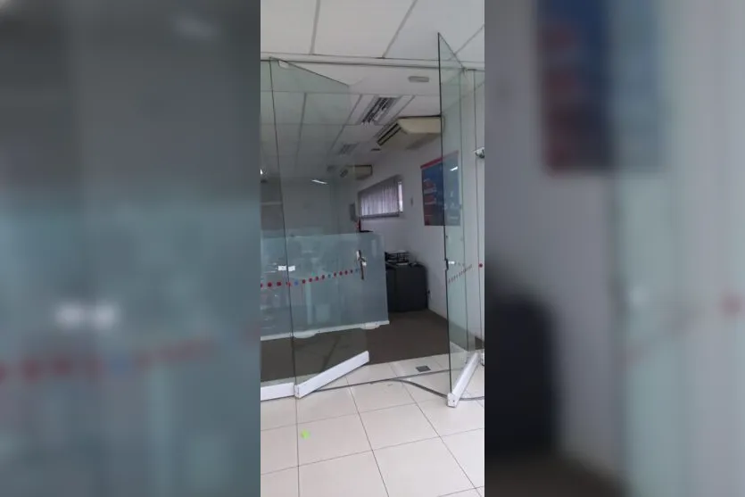 Homem arromba porta de agência bancária em Apucarana