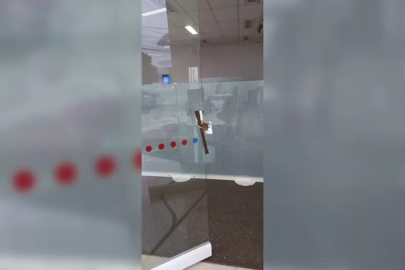 Homem arromba porta de agência bancária em Apucarana