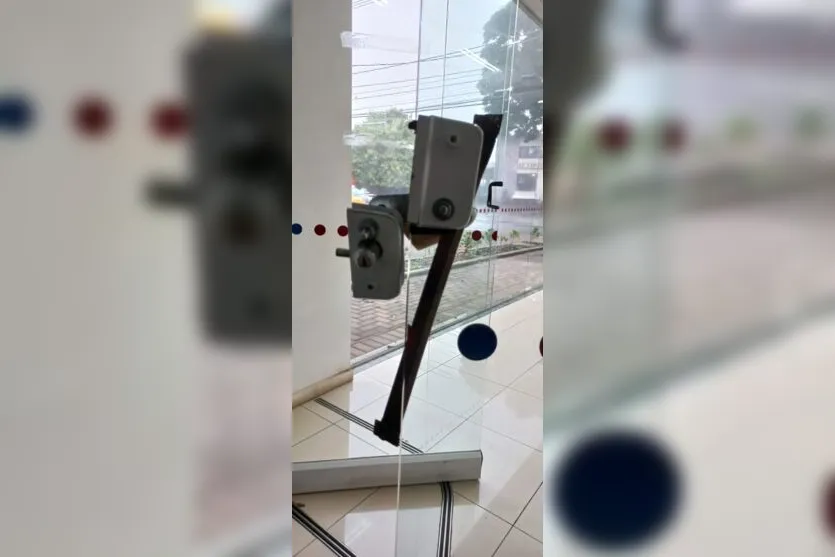 Homem arromba porta de agência bancária em Apucarana