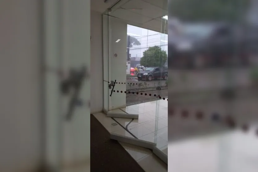 Homem arromba porta de agência bancária em Apucarana
