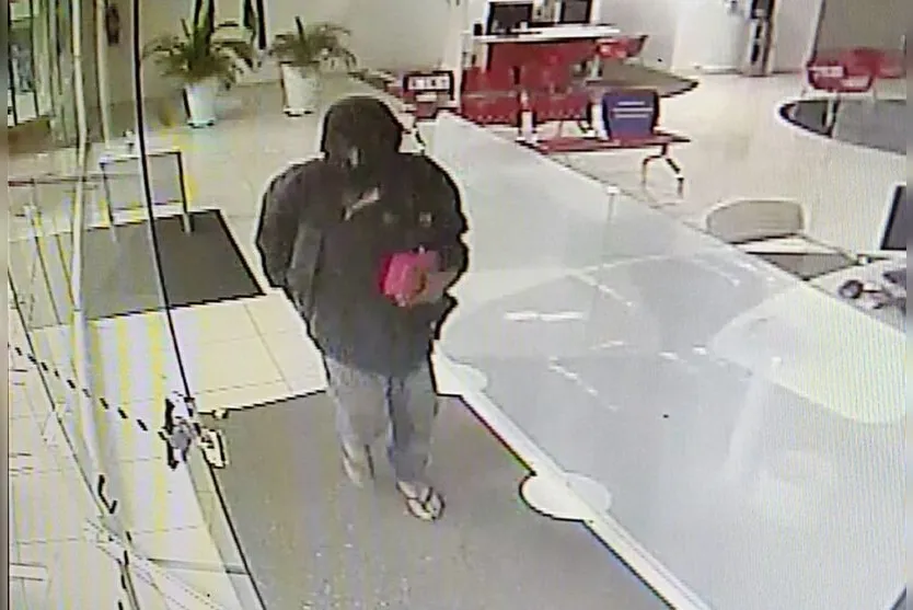 Homem arromba porta de agência bancária em Apucarana
