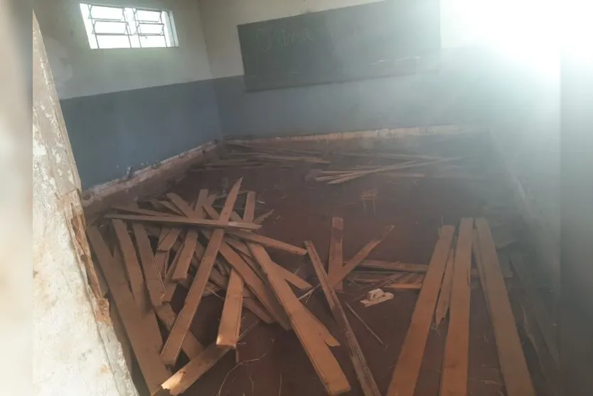 Homem é preso ao roubar assoalho de escola abandonada no Xaxim