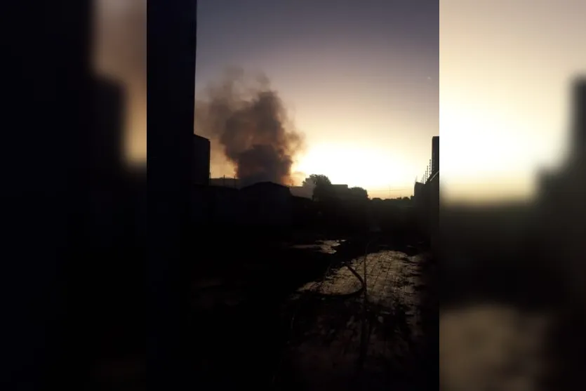 Incêndio em depósito mobiliza Bombeiros de Arapongas