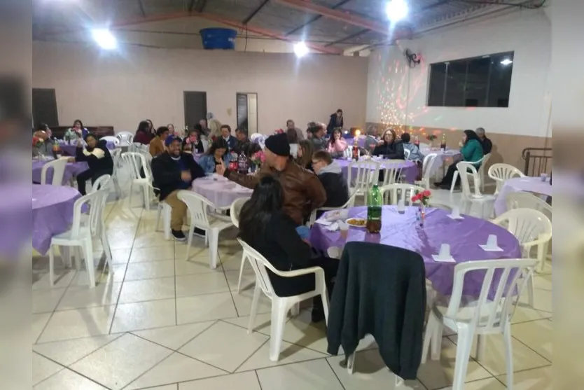 Jovem de Apucarana que sonhava com bolo de níver ganha festa surpresa